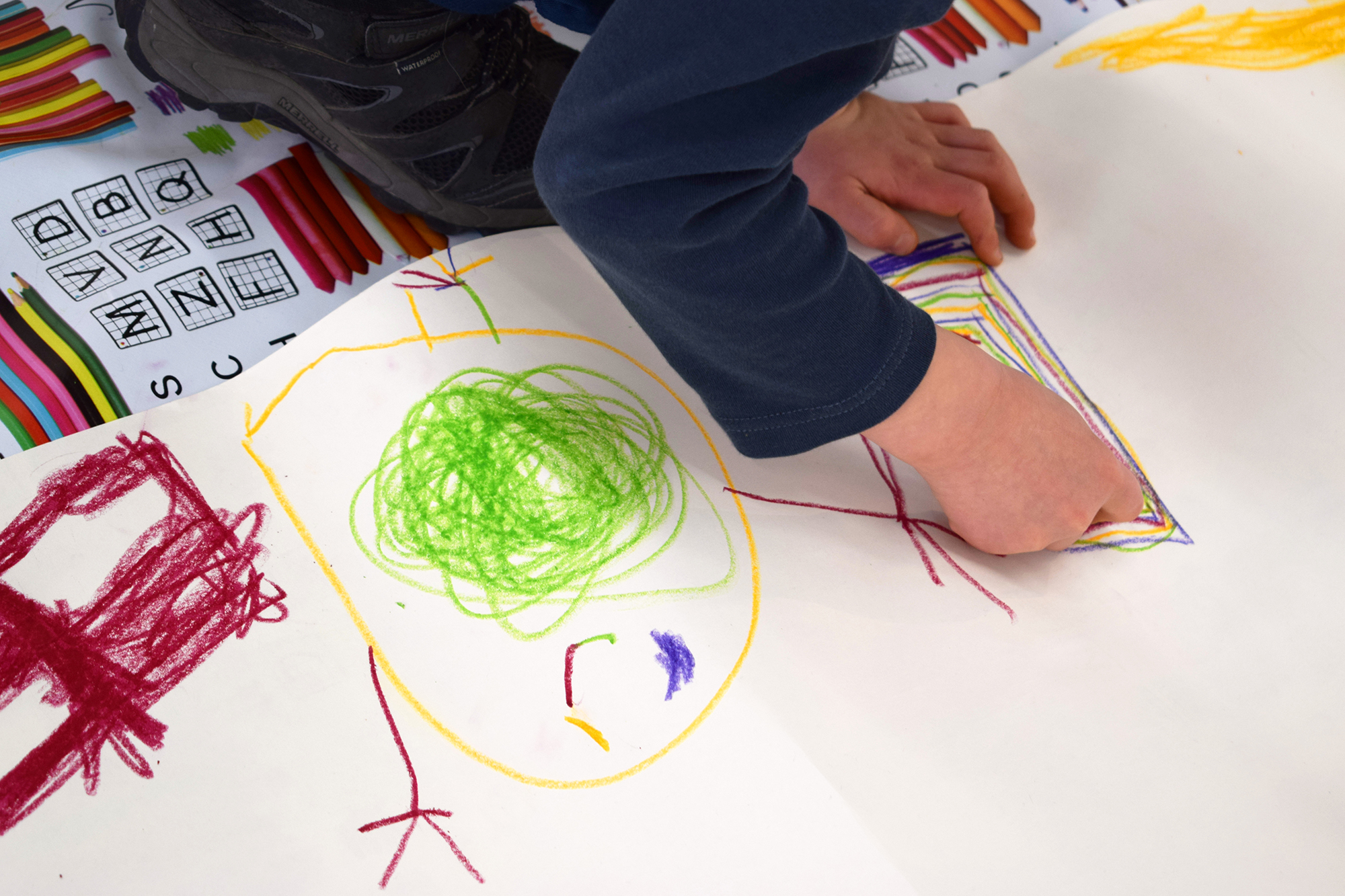 Tenavatuokio on lasten oma toiminnallinen opastus Jussi TwoSevenin All Is One -näyttelyssä Kimmo Pyykkö -taidemuseossa kesällä 2020.