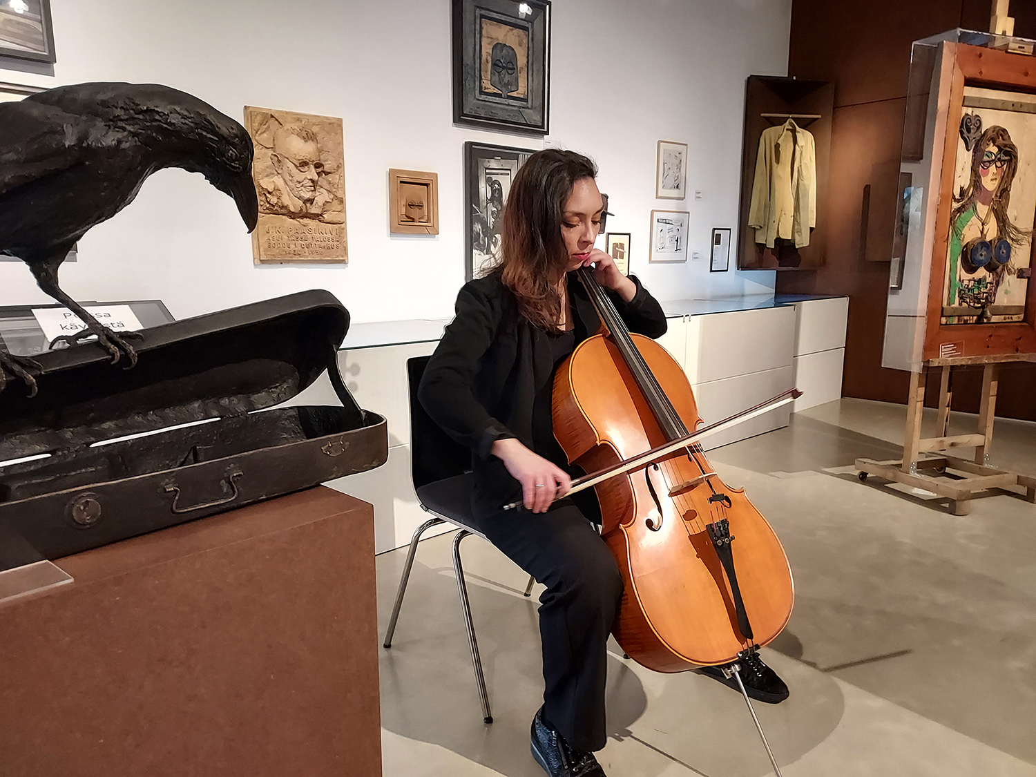 Museolehtori Elisa Wistuba Lorca soittaa selloa Kimmo Pyykkö -taidemuseossa.