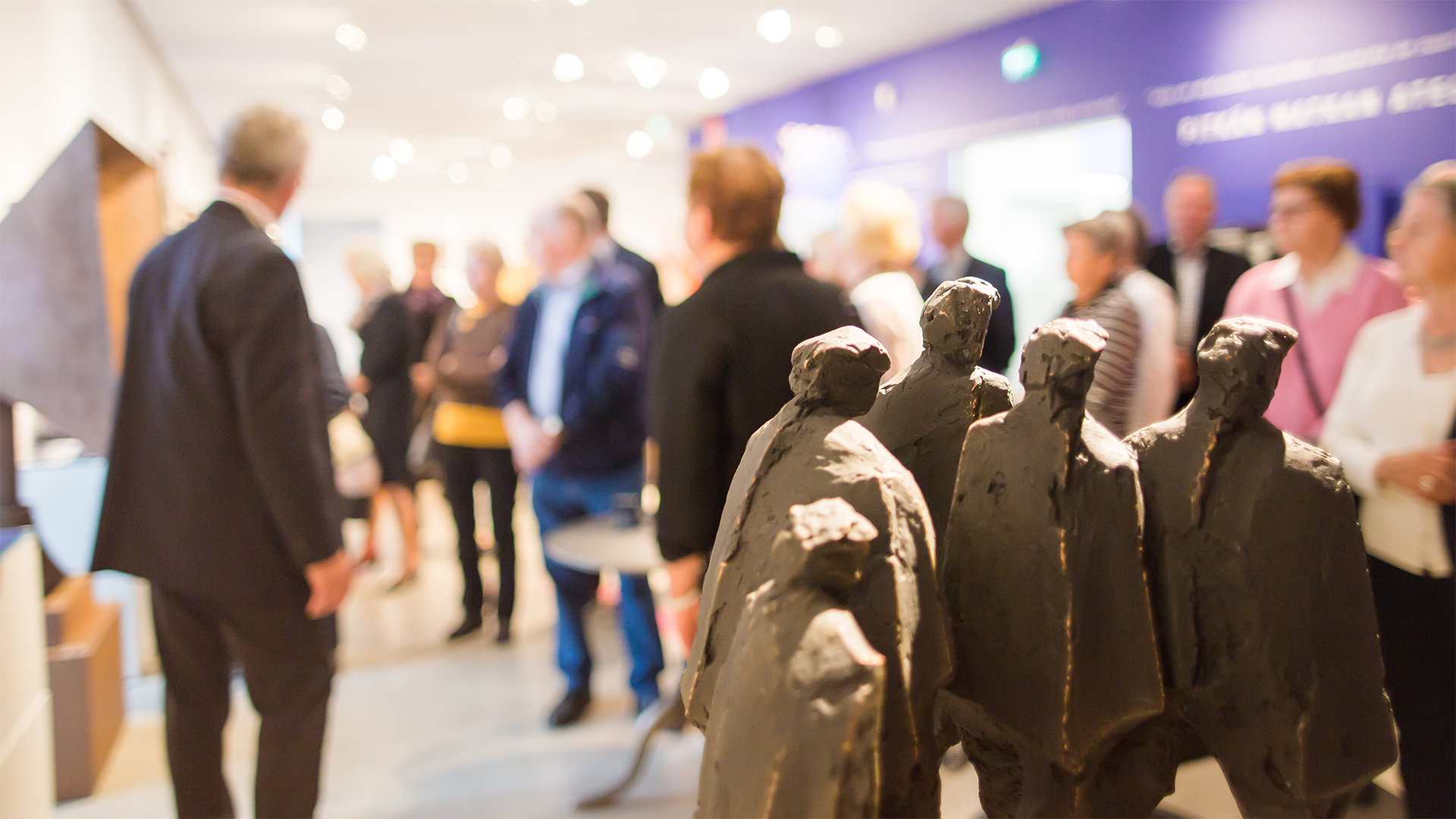 Ryhmä vierailee Kimmo Pyykkö -taidemuseon näyttelyssä Pitkän matkan ateljee.