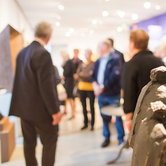 Ryhmä vierailee Kimmo Pyykkö -taidemuseon näyttelyssä Pitkän matkan ateljee.