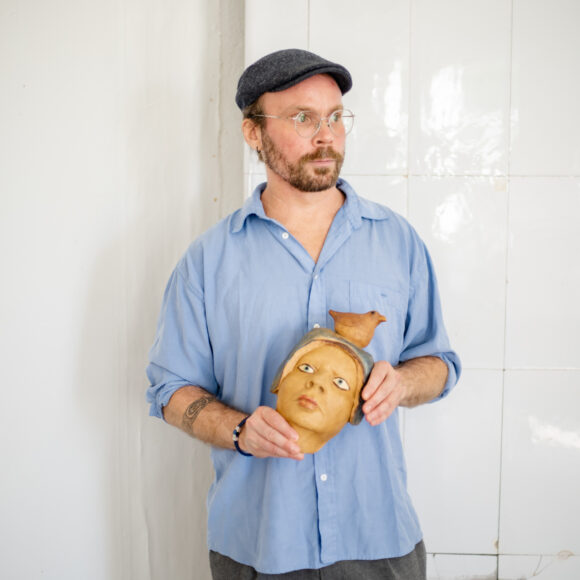 Näyttelyn kuraattori Aaron Helo Taidepappilassa. Kuvaaja Tiia Ennala.