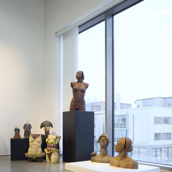 Interiööri Teemu Luodon monet kasvot -näyttelystä. Kuva: Jussi Koivunen