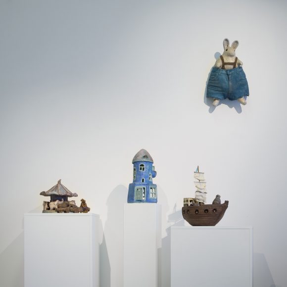 Interiööri Teemu Luodon monet kasvot -näyttelystä. Kuva: Jussi Koivunen