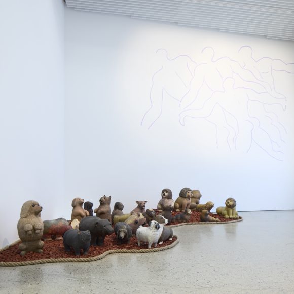 Interiööri Teemu Luodon monet kasvot -näyttelystä. Kuva: Jussi Koivunen