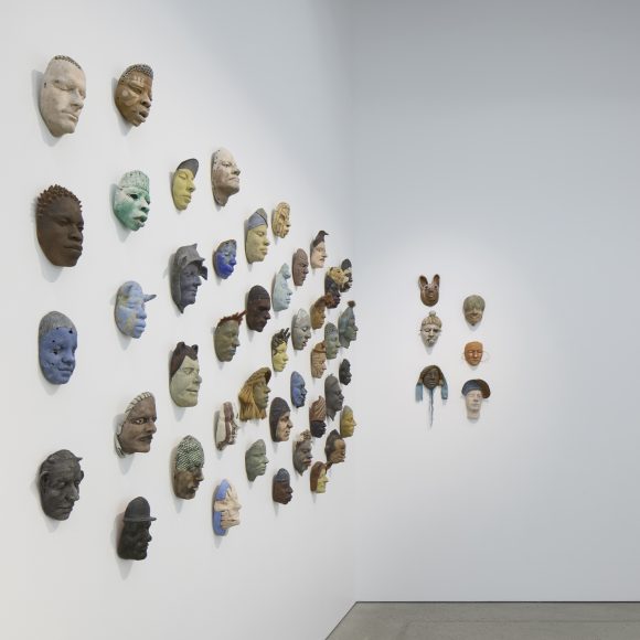 Interiööri Teemu Luodon monet kasvot -näyttelystä. Kuva: Jussi Koivunen