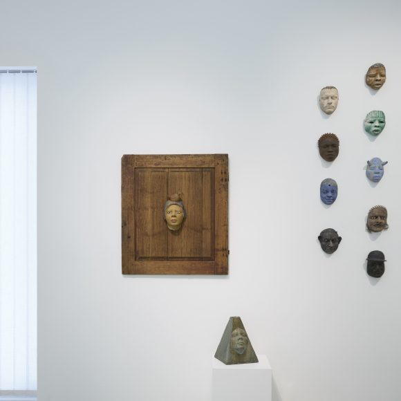 Interiööri Teemu Luodon monet kasvot -näyttelystä. Kuva: Jussi Koivunen