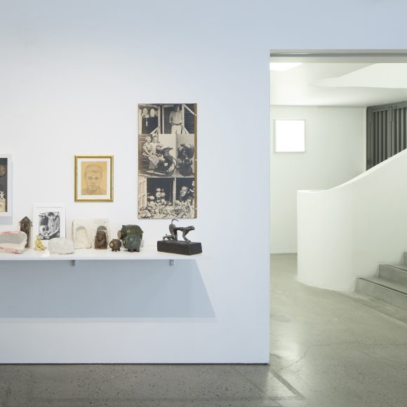 Interiööri Teemu Luodon monet kasvot -näyttelystä. Kuva: Jussi Koivunen