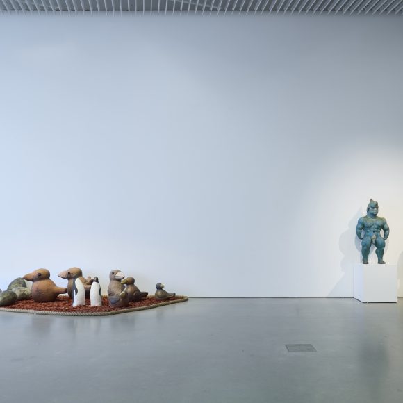 Interiööri Teemu Luodon monet kasvot -näyttelystä. Kuva: Jussi Koivunen