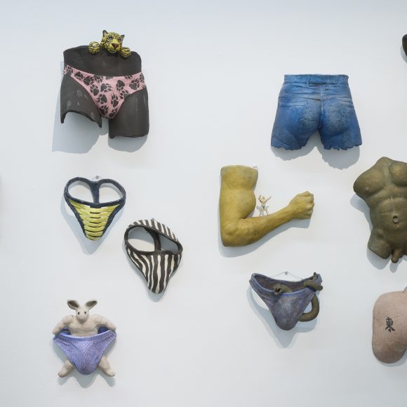 Interiööri Teemu Luodon monet kasvot -näyttelystä. Kuva: Jussi Koivunen