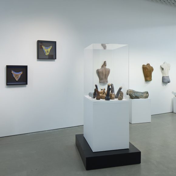 Interiööri Teemu Luodon monet kasvot -näyttelystä. Kuva: Jussi Koivunen