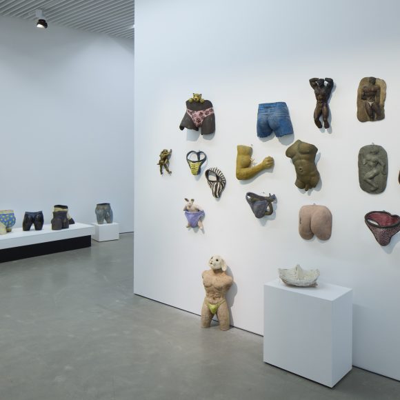 Interiööri Teemu Luodon monet kasvot -näyttelystä. Kuva: Jussi Koivunen