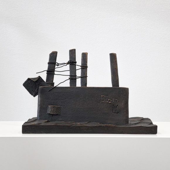 Kimmo Pyykkö: Pitkä purjehdus (2010, pronssi, 25 x 42 x 14,5 cm)
