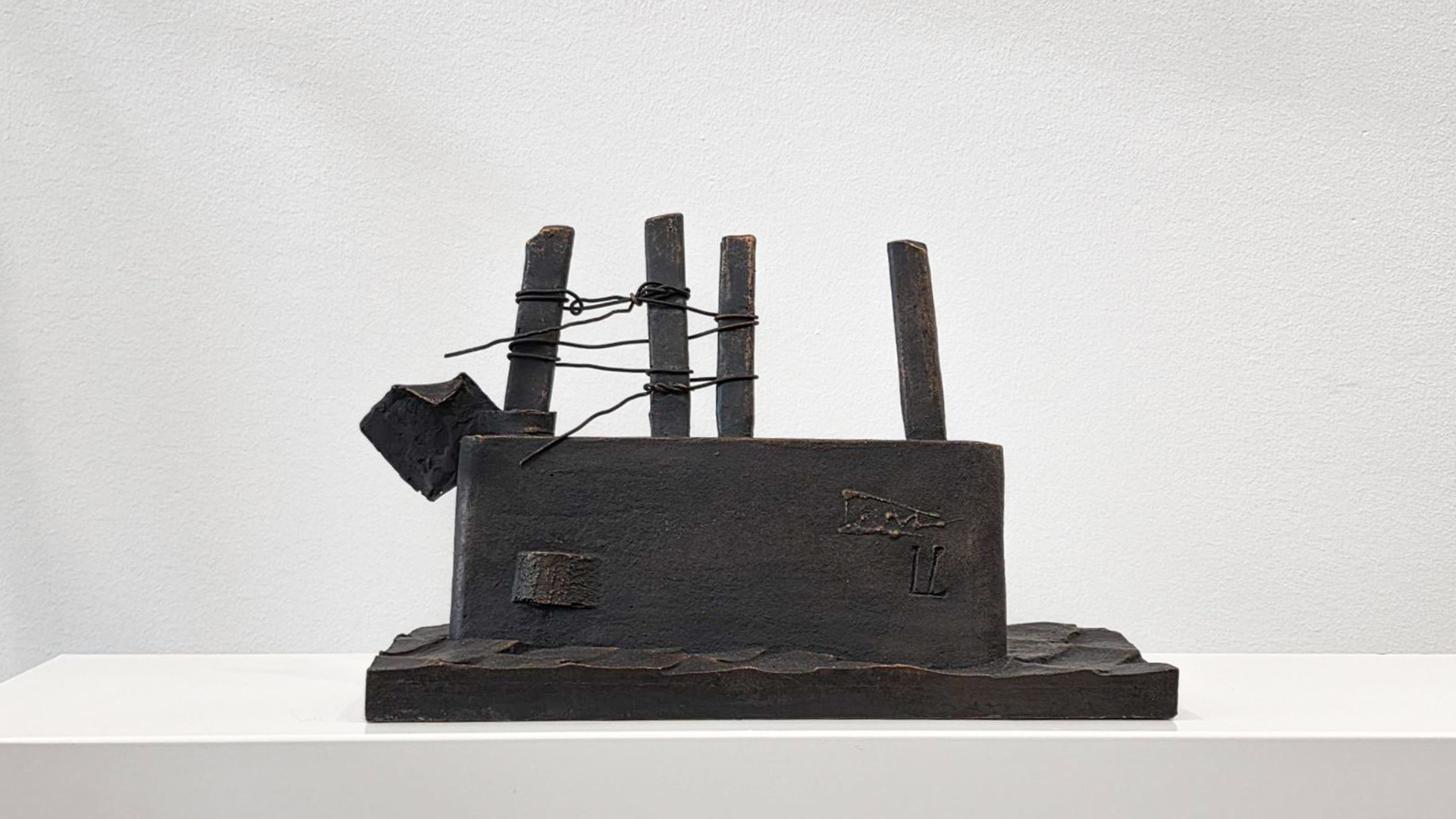 Kimmo Pyykkö: Pitkä purjehdus (2010, pronssi, 25 x 42 x 14,5 cm)